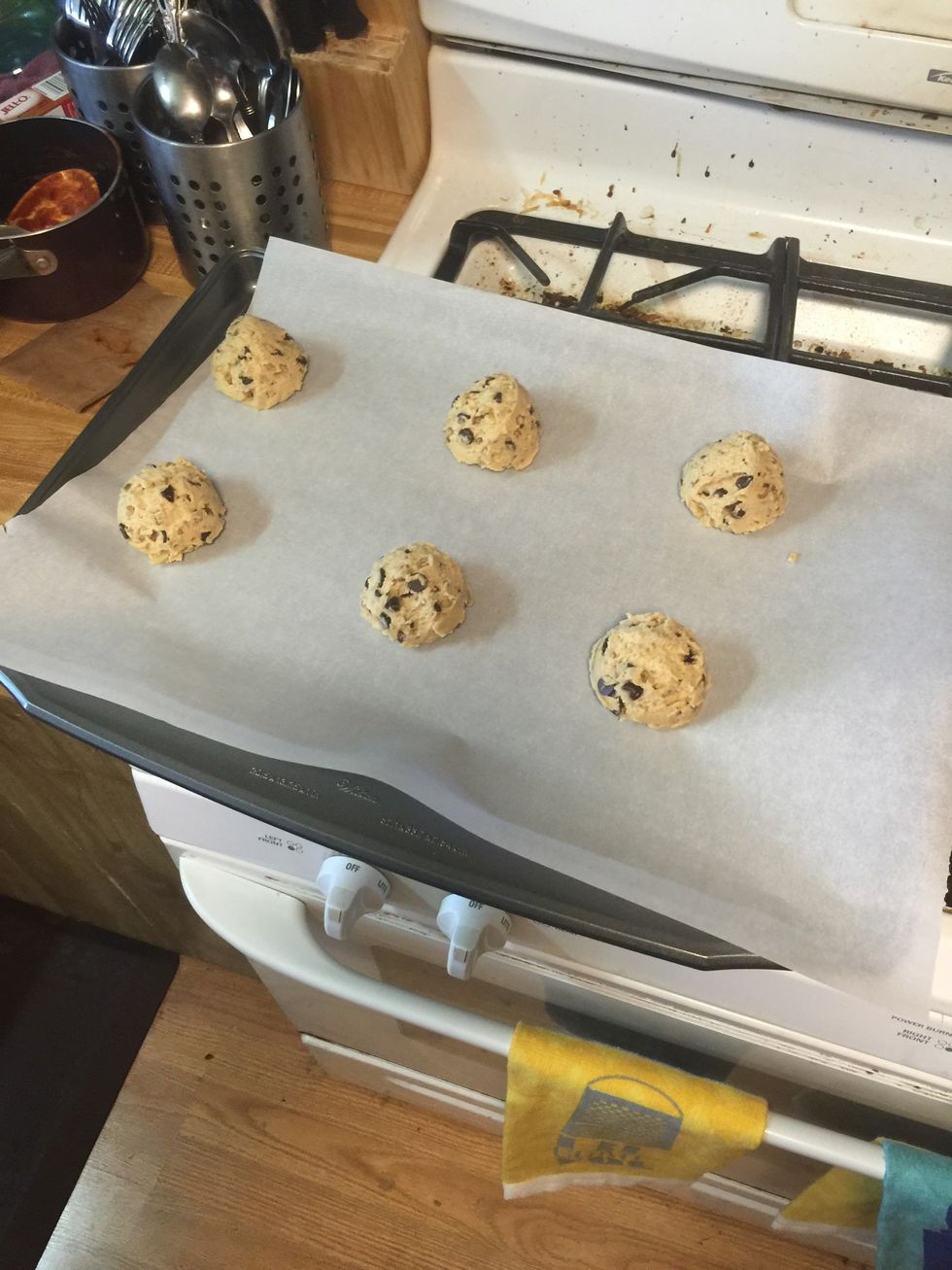 Now I'm using a jumbo ice cream scoop here but if you don't have one that is perfectly fine you can just use a tablespoon The cookies will come out a lot smaller but they'll cook much faster