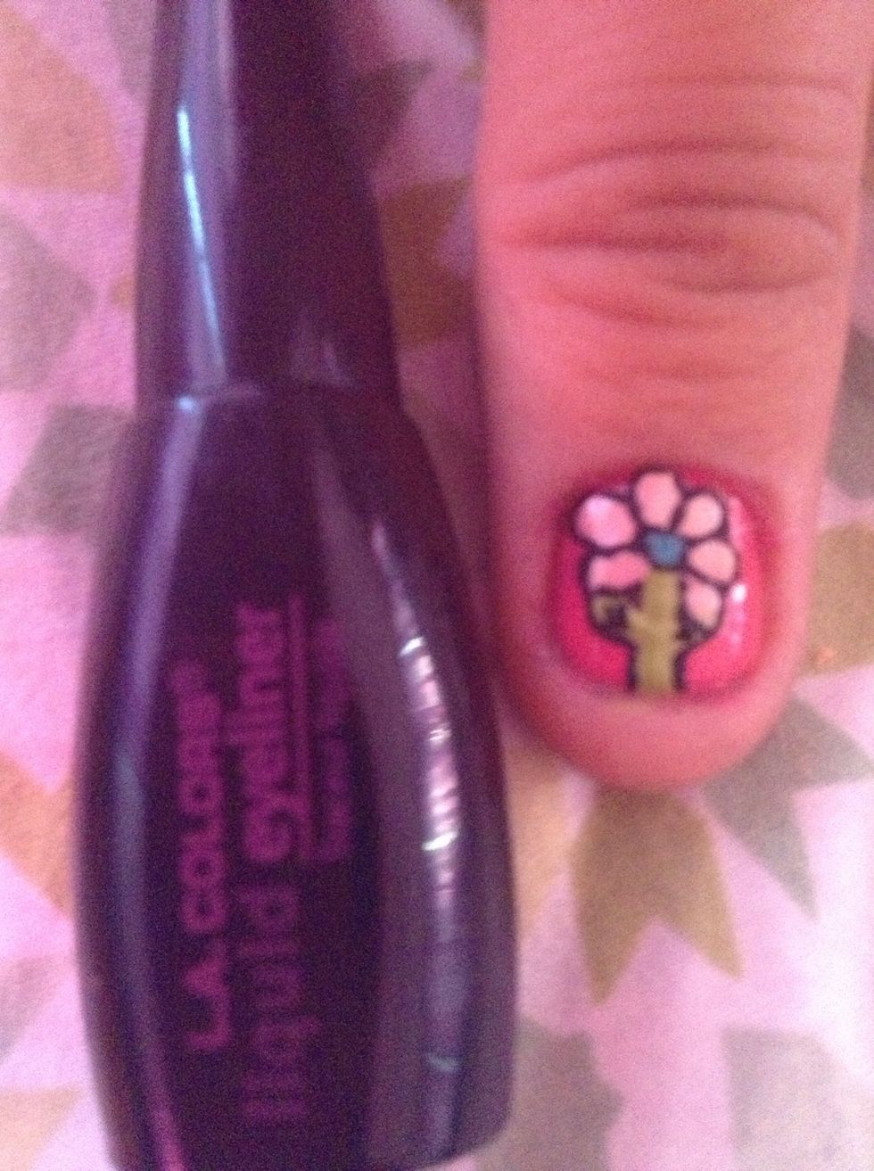 Now i outlined it with eyeliner becuase i ran out of black polish but i personally think it works alot better since its a little but more liquidity