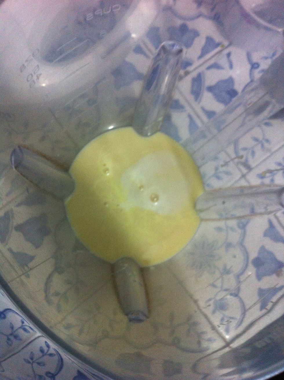 Now I use all the can of the condensed milk and I put it in the blender..