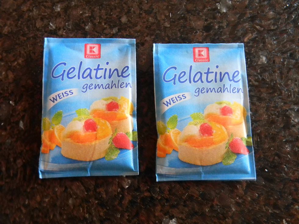 Now I used two gelatin packs, but if you can't find anything alike I also recommend bulk gelatin because it is a lot cheaper. These had 9 g each.