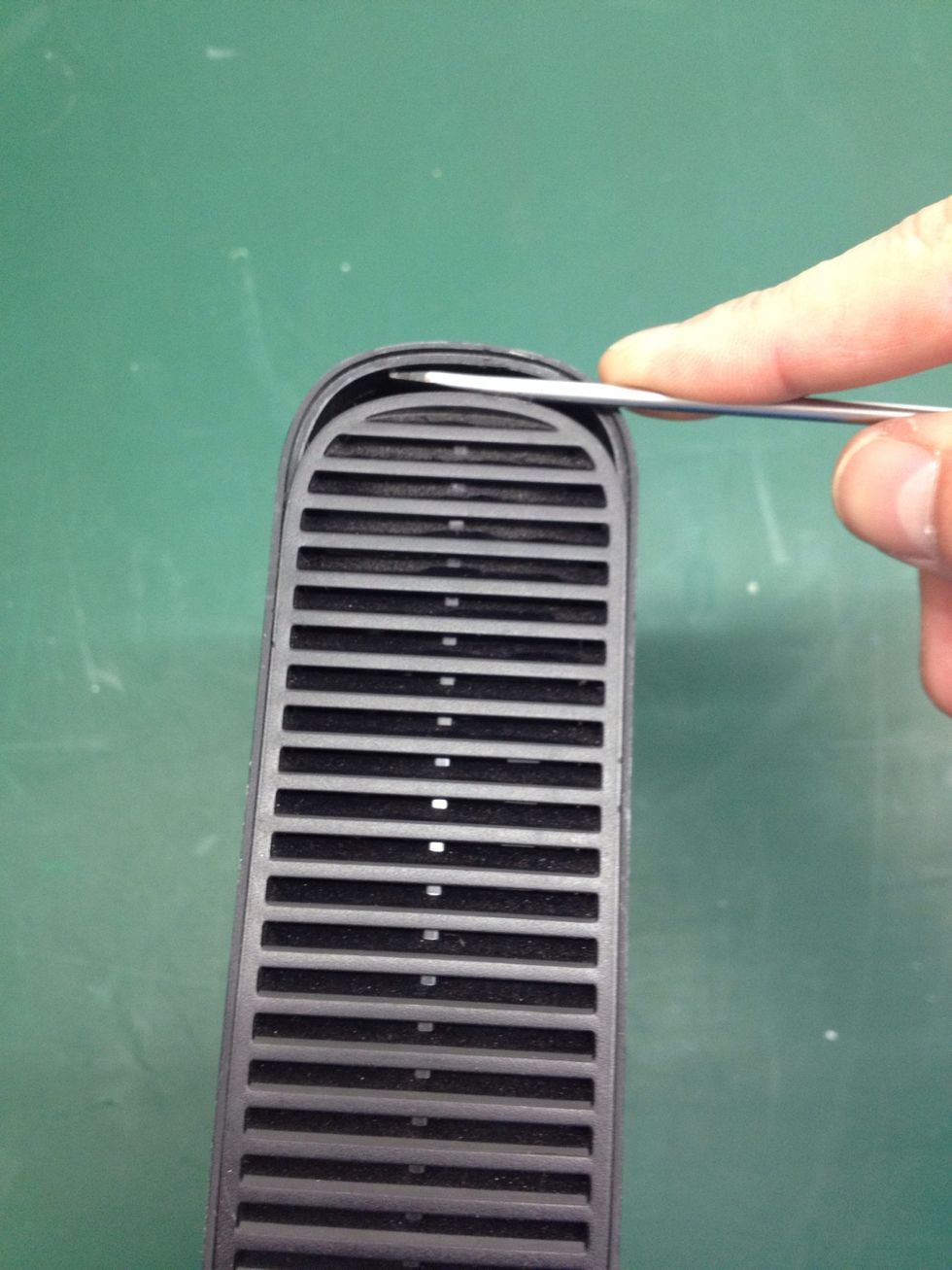 Now insert the screwdriver as shown and gently leaver a slightly large gap at either end if the drive.