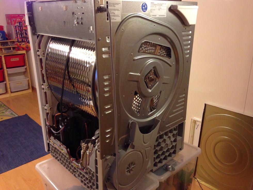 Now it is possible take back a drum and after a back panel. Be careful screw some drift are metal, some spiral are plastic one.
