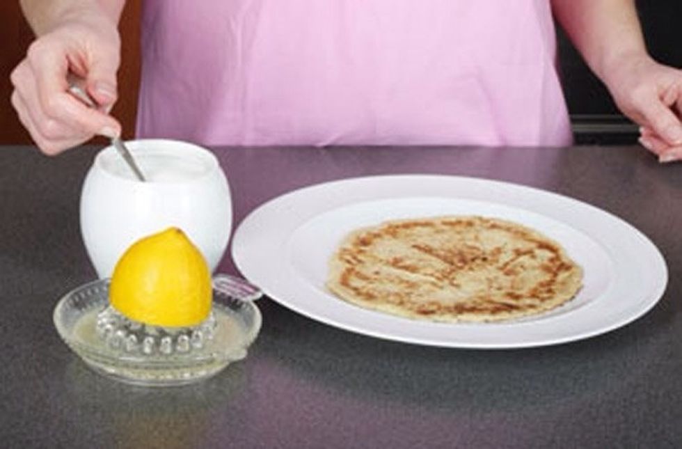 Now it is ready to serve! Add a squeeze of lemon juice and some caster sugar for that extra sparkle. Enjoyy!