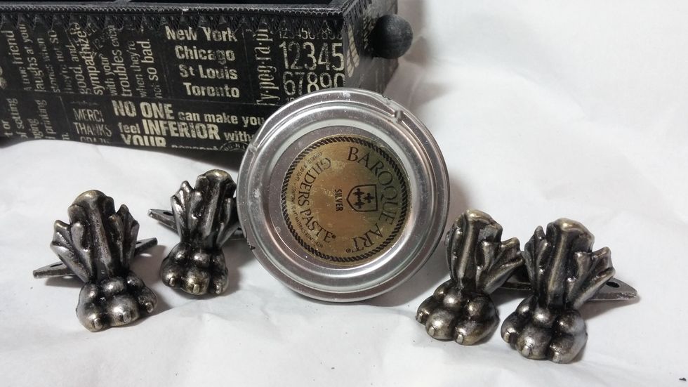 Now it is time to prime the feet. To get keep my colors consistent, I added a layer of gilders paste here too.