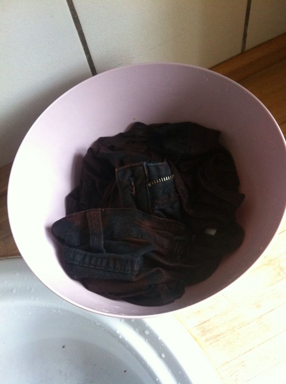 now, it must be in an hour.When it has been going for an hour they must be washed in the washing machine. It is very important that only jeans it will be washed.