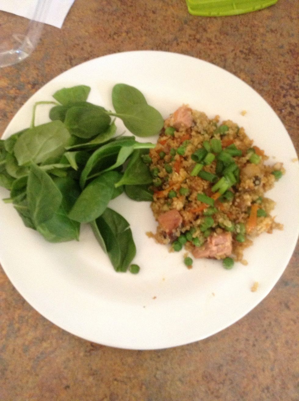 Now it's ready to eat. Top with green onion and serve with salad.