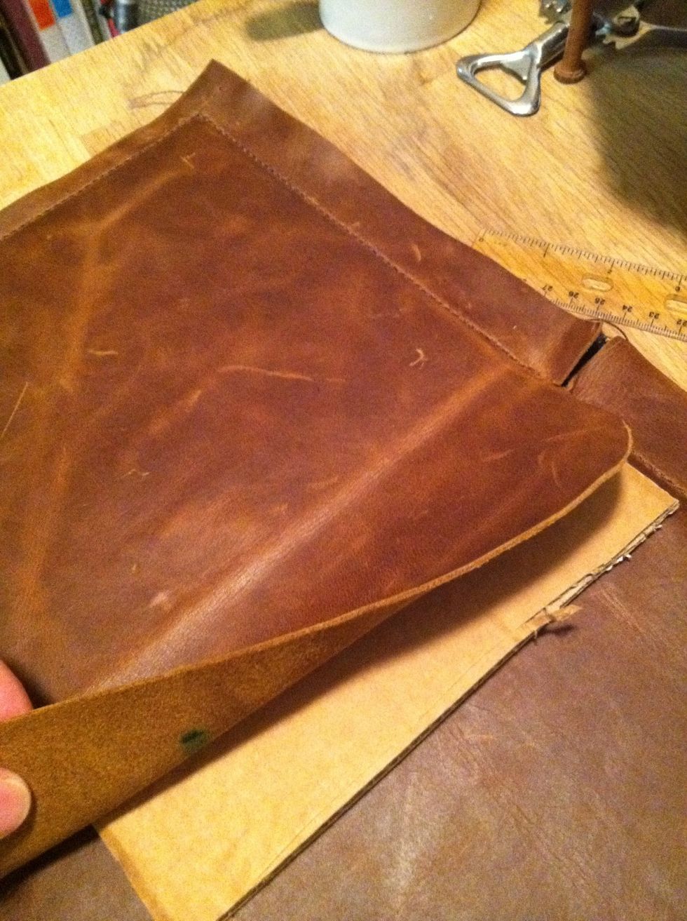 Now it's time to cut the view hole for the iPad, i had the measurements all market now I just need to cut. The screen measurements are: 8"x6".