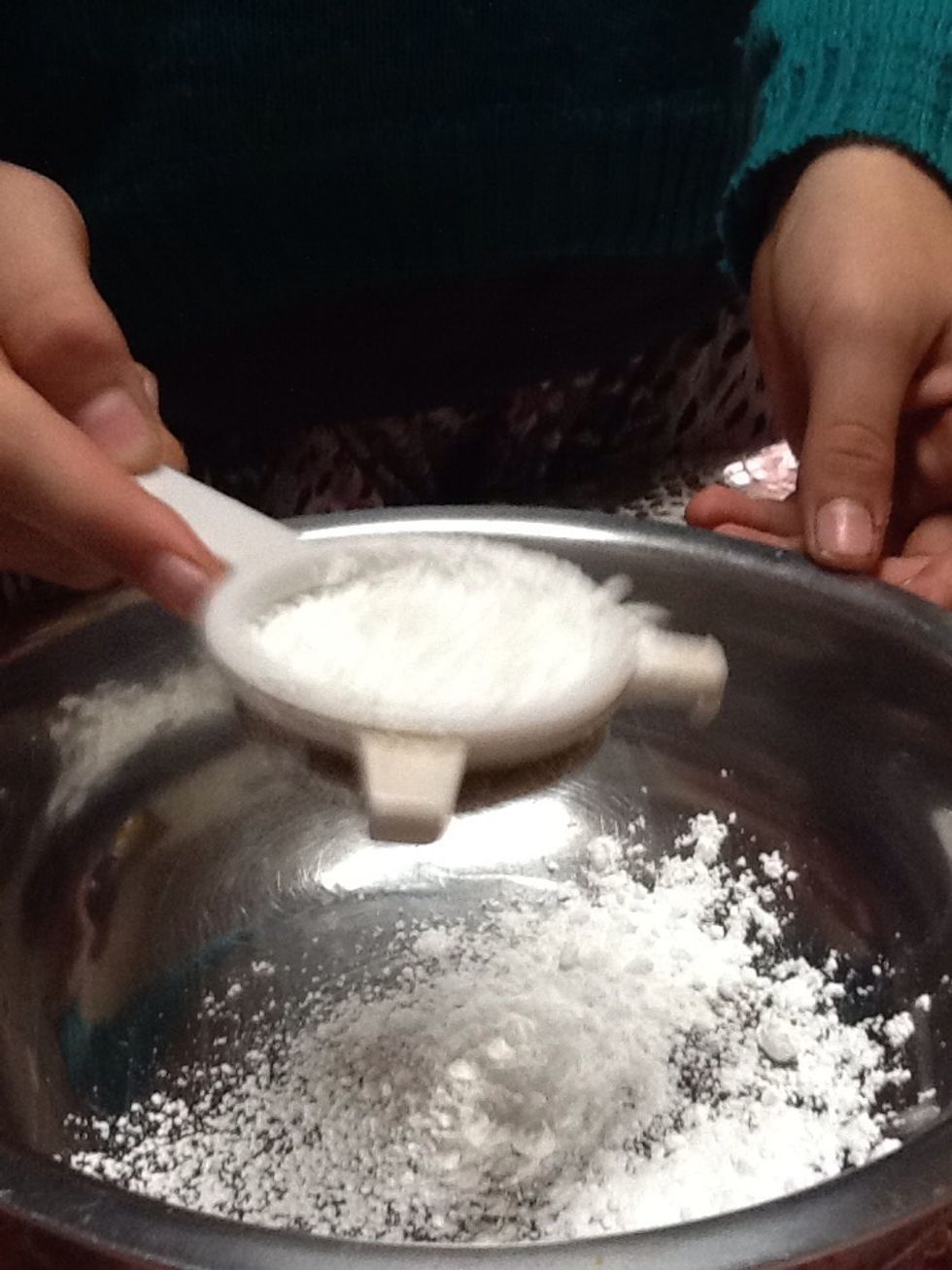 Now it's time to make the icing. Fist you need to sift the icing sugar.