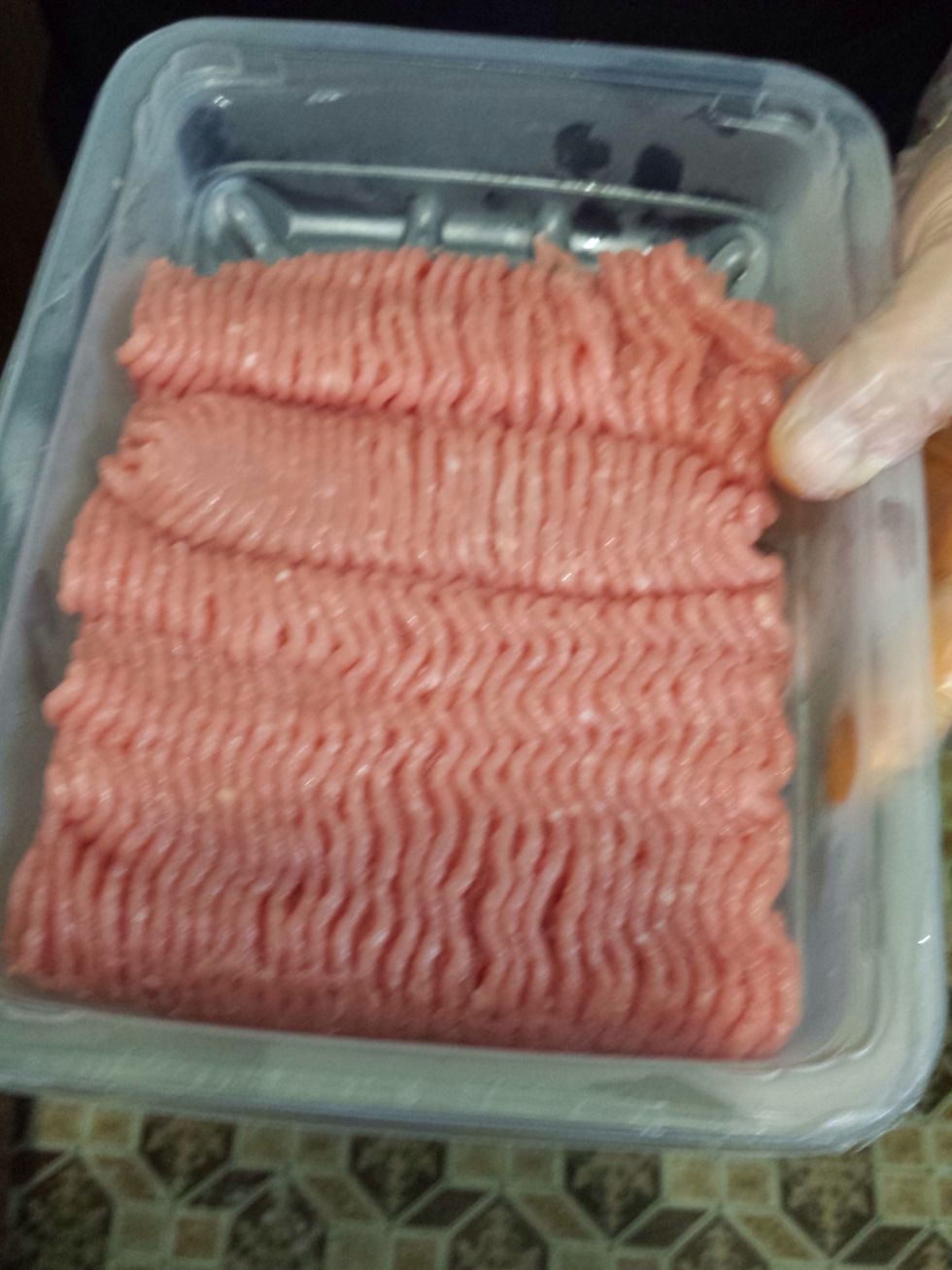 Now its time to put in the pork. You use the same pan to keep all the juices and it's already hot.