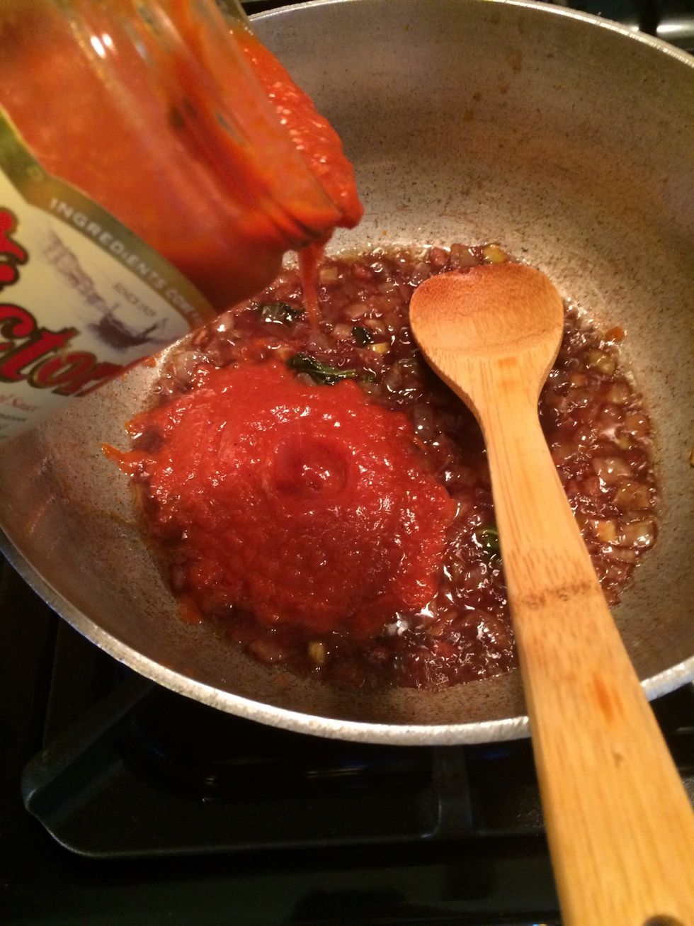 Now let's add the Marinara sauce