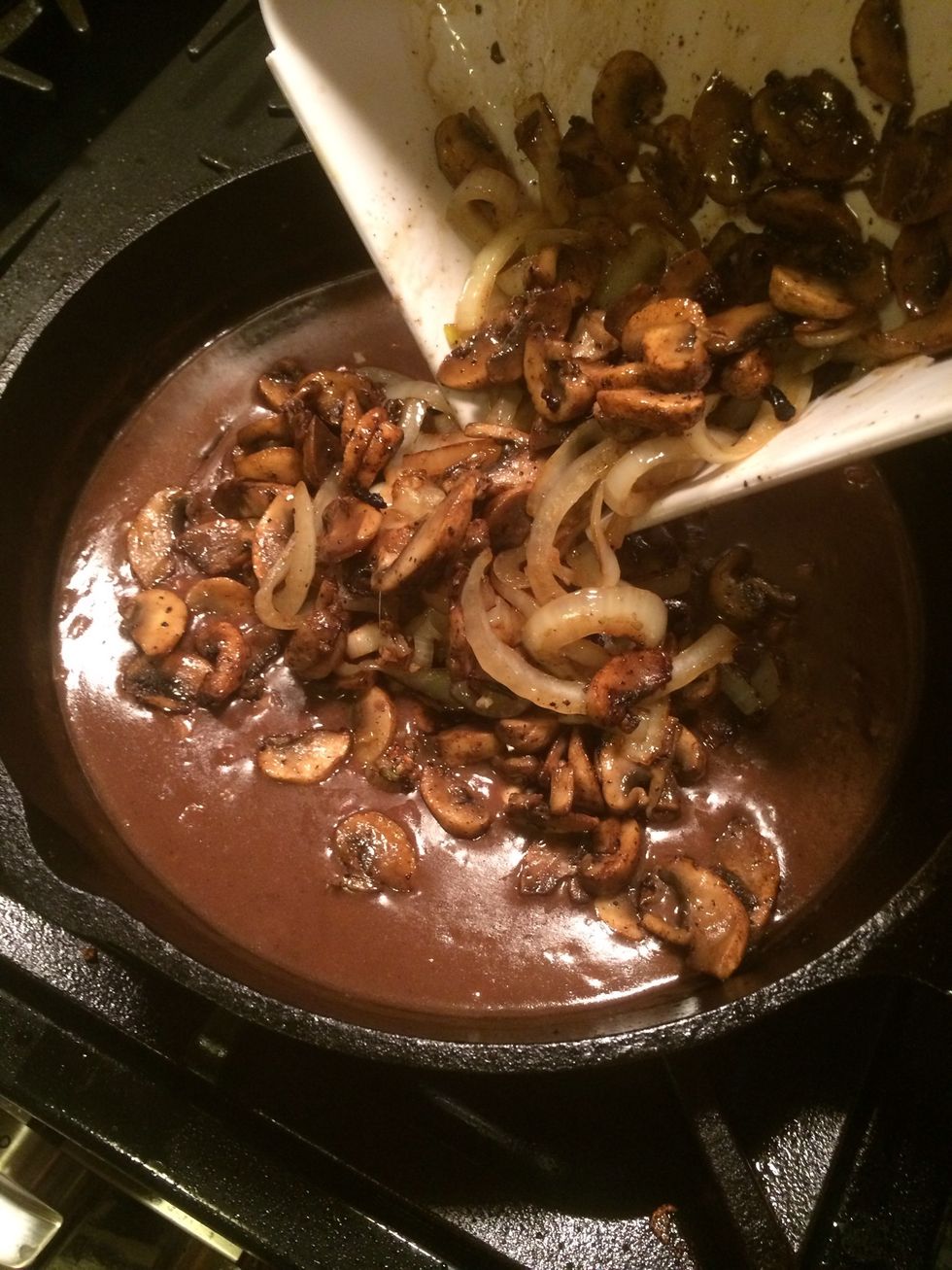 Now let's add the onions and mushrooms to the gravy