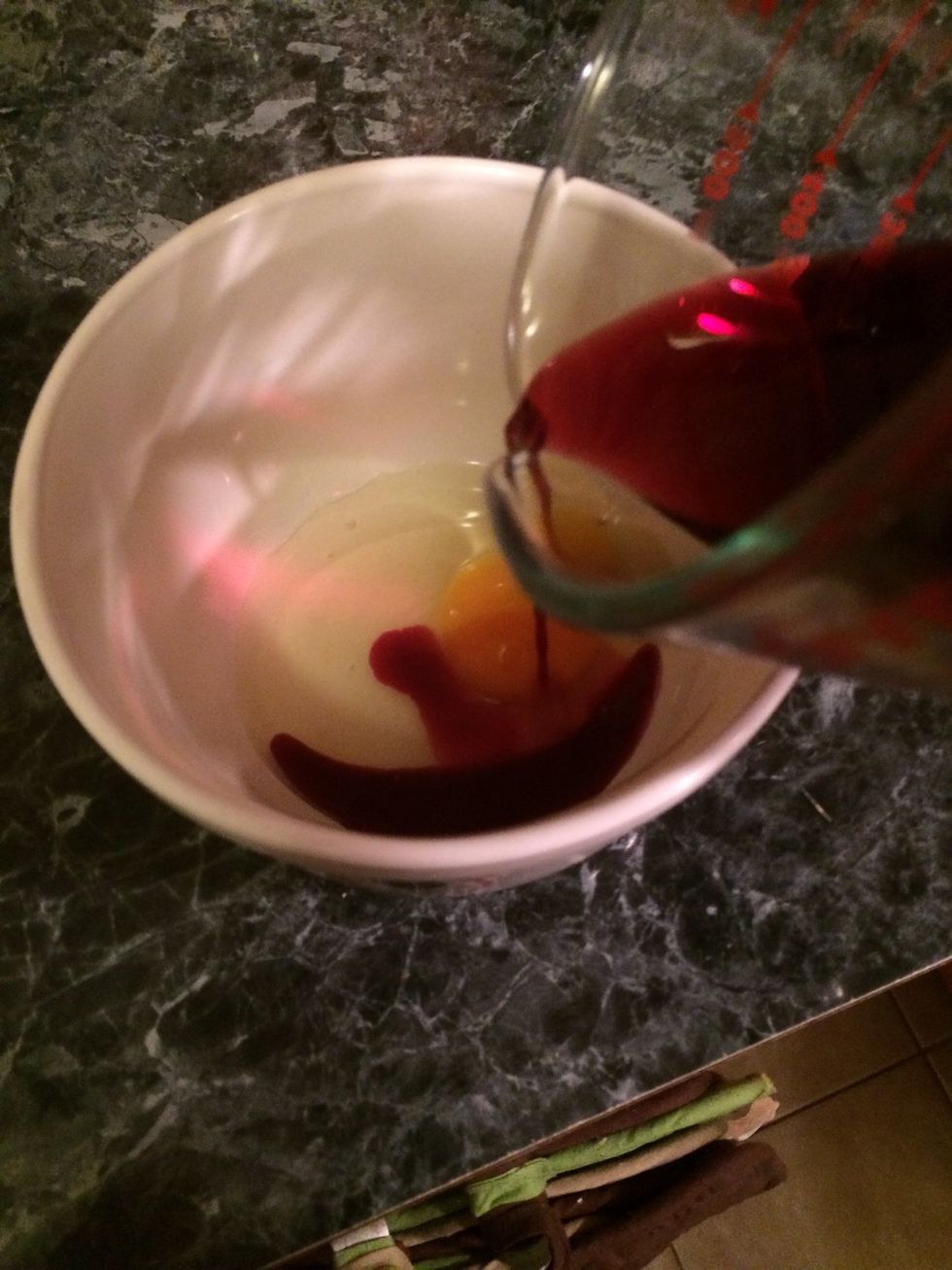 Now let's take the egg and add the red wine into it