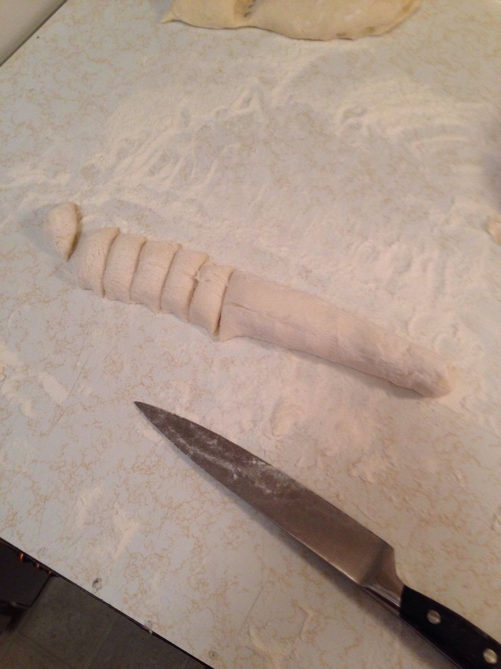Now make a "cylinder" with a part of your dough and cut it up like I did.