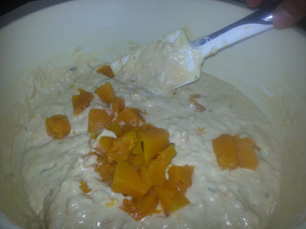 Now mix 1/3 of the pumpkin gently in 2 turns. Let the mixture stand for 5 minutes, then spoon the mixture into the muffin moulds.