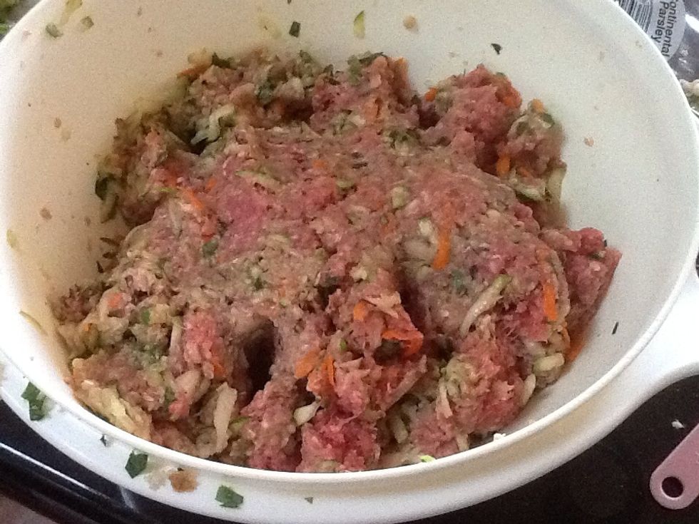 Now mix the 2 zucchini's (grated), carrot (grated), 350 g minced meat, 3 pieces of whole meal bread (made into bread crumbs), apple ( cored and grated), 1 teaspoon of mixed herbs, 1 egg (beaten)