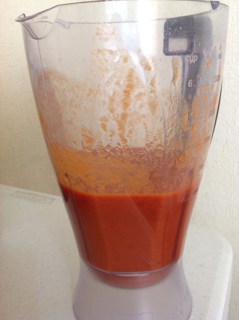 Now mix the tomato puree, the ketchup and chipotle peppers in the blender. \u26a0 Remember, this is a guide, but you can modify the amount of peppers if you don't want it to be very spicy \u26a0