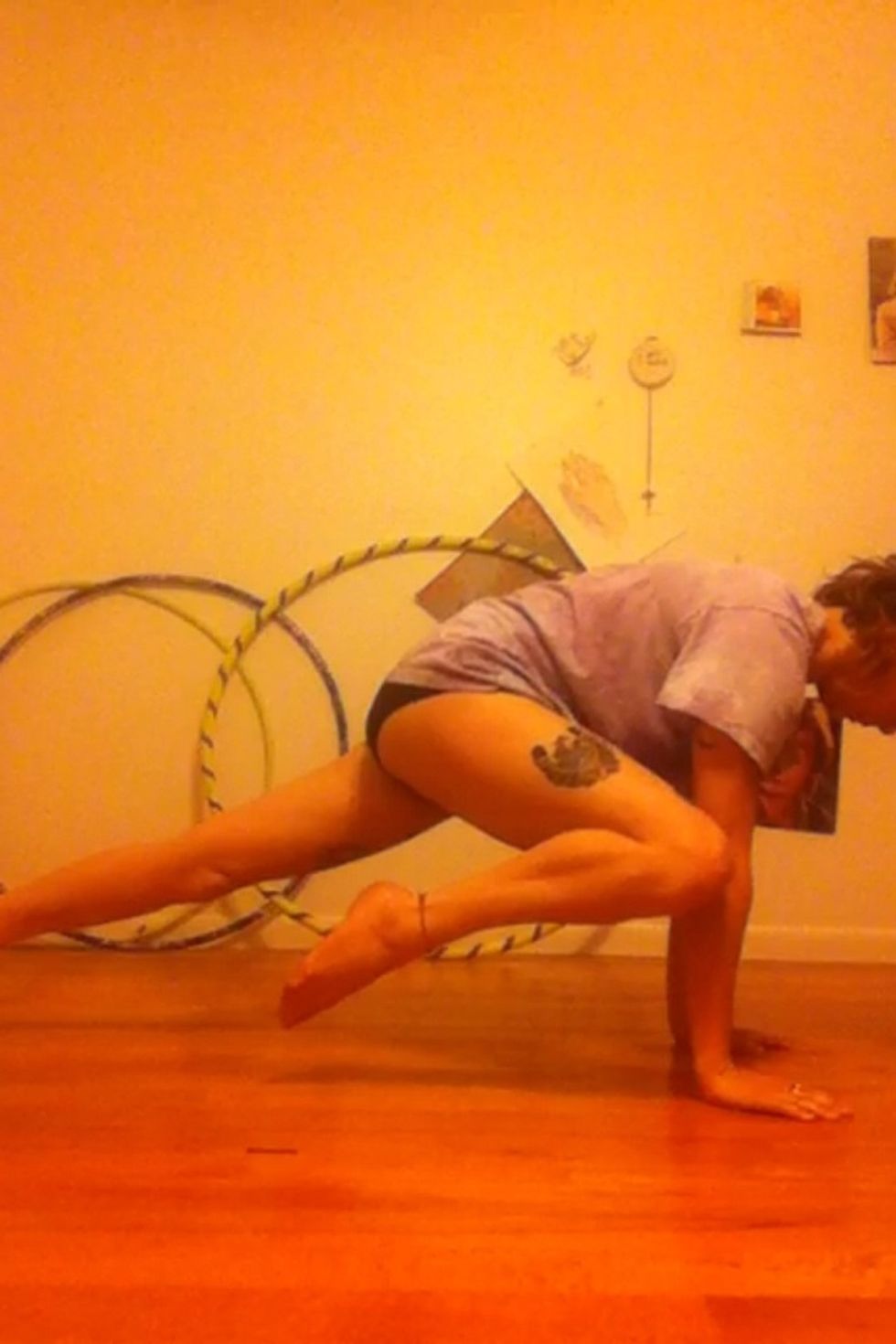 Now move your right knee to your right elbow! Hold :)