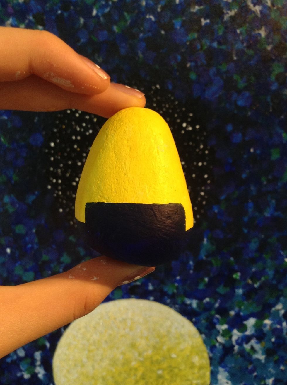 Now paint on the pants of the minion with dark blue. You can outline it with a pencil first.(front view) do the same on the back of the rock:)