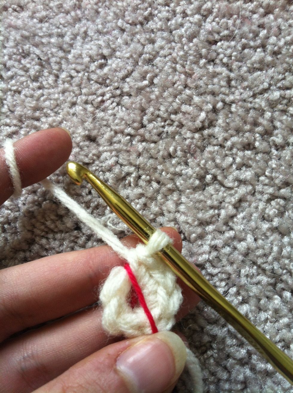 now place a stitch marker in front of your just made single crochet. (you can buy fancy stitch markers or you use a scrap piece of yarn in a different color like i did)