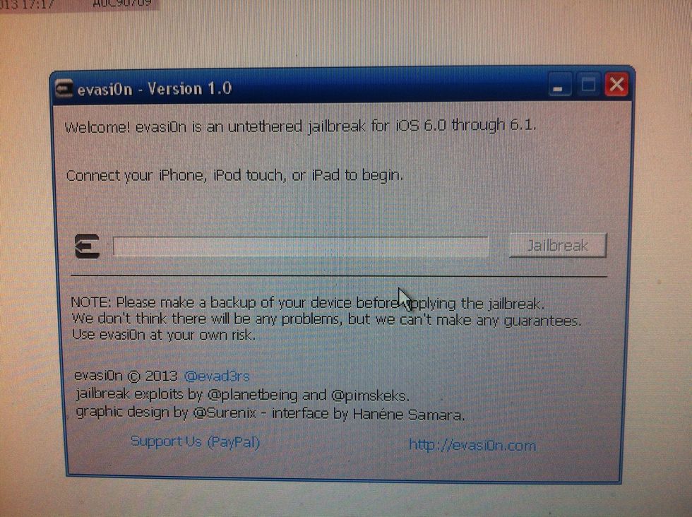 Now plug in your i-device and start jailbreaking!