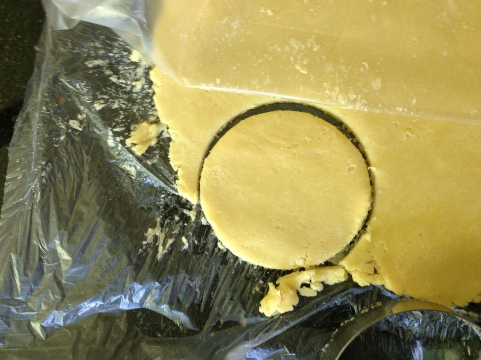 Now preheat your oven to 350F/180degrees! Then get your cutter and cut an appropriate amount (9 to 10cm). You can use a cup, if you don't have a cookie cutter.