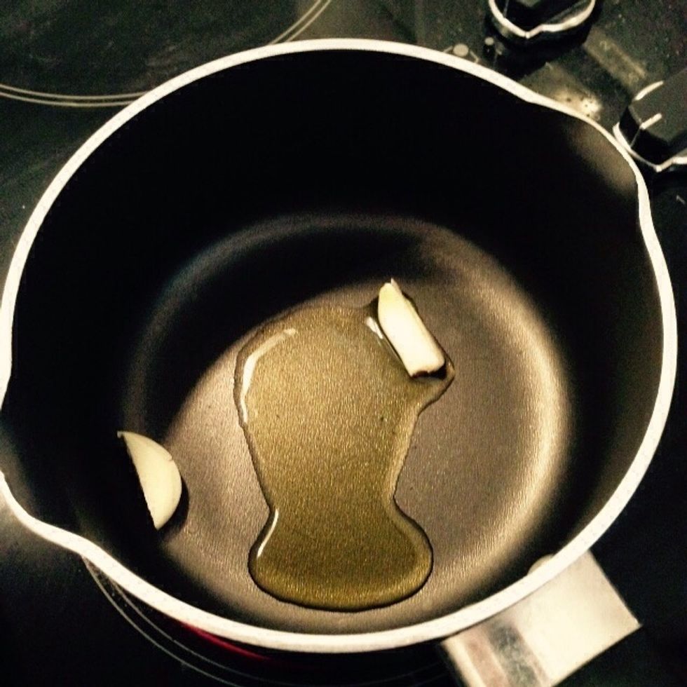 Now prepare the first part of the sauce. Add the other garlic clove to a pan or pot with a little oil