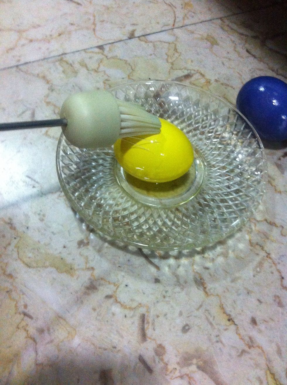 Now prush the egg with the olive oil \u0648\u0627\u0644\u0627\u0646 \u0623\u062f\u0647\u0646\u064a \u0627\u0644\u0628\u064a\u0636\u0647 \u0628\u0632\u064a\u062a \u0627\u0644\u0632\u064a\u062a\u0648\u0646