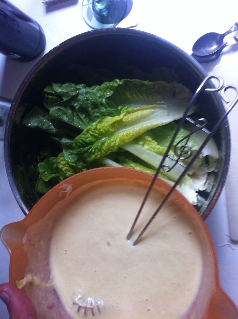 Now put all of the Romanie Lettuce in a bigger bowl and pour the sauce over it. Also, stray over a half deciliter of Parmesan in thin slices and 1,5 deciliter of croutons.