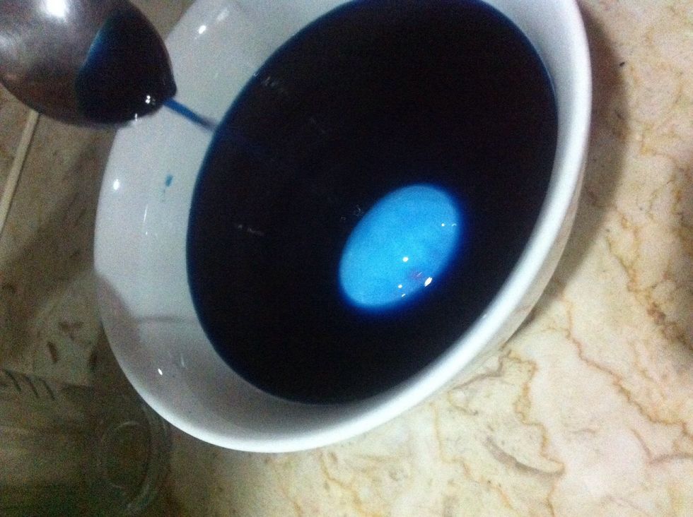 Now put the color with the egg \u0636\u0639\u064a \u0627\u0644\u0644\u0648\u0646 \u0645\u0639 \u0627\u0644\u0628\u064a\u0636 \u0648\u0627\u062e\u0644\u0637\u064a\u0647\u0645\u0627 \u062d\u062a\u0649 \u062a\u062a\u0634\u0628\u0639 \u0628\u0627\u0644\u0644\u0648\u0646