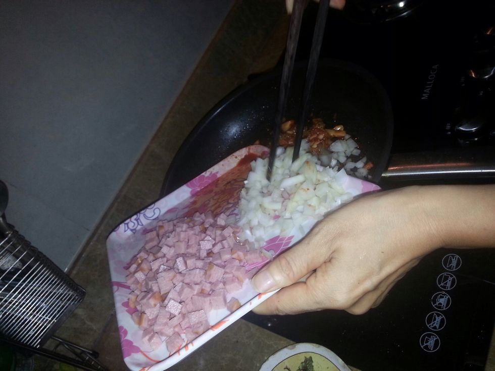 Now put the onions and the ham inside too.