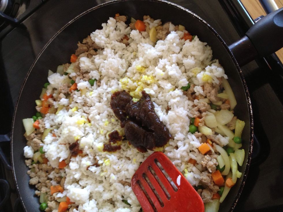 Now put the overnight rice with Thai pineapple sauce.