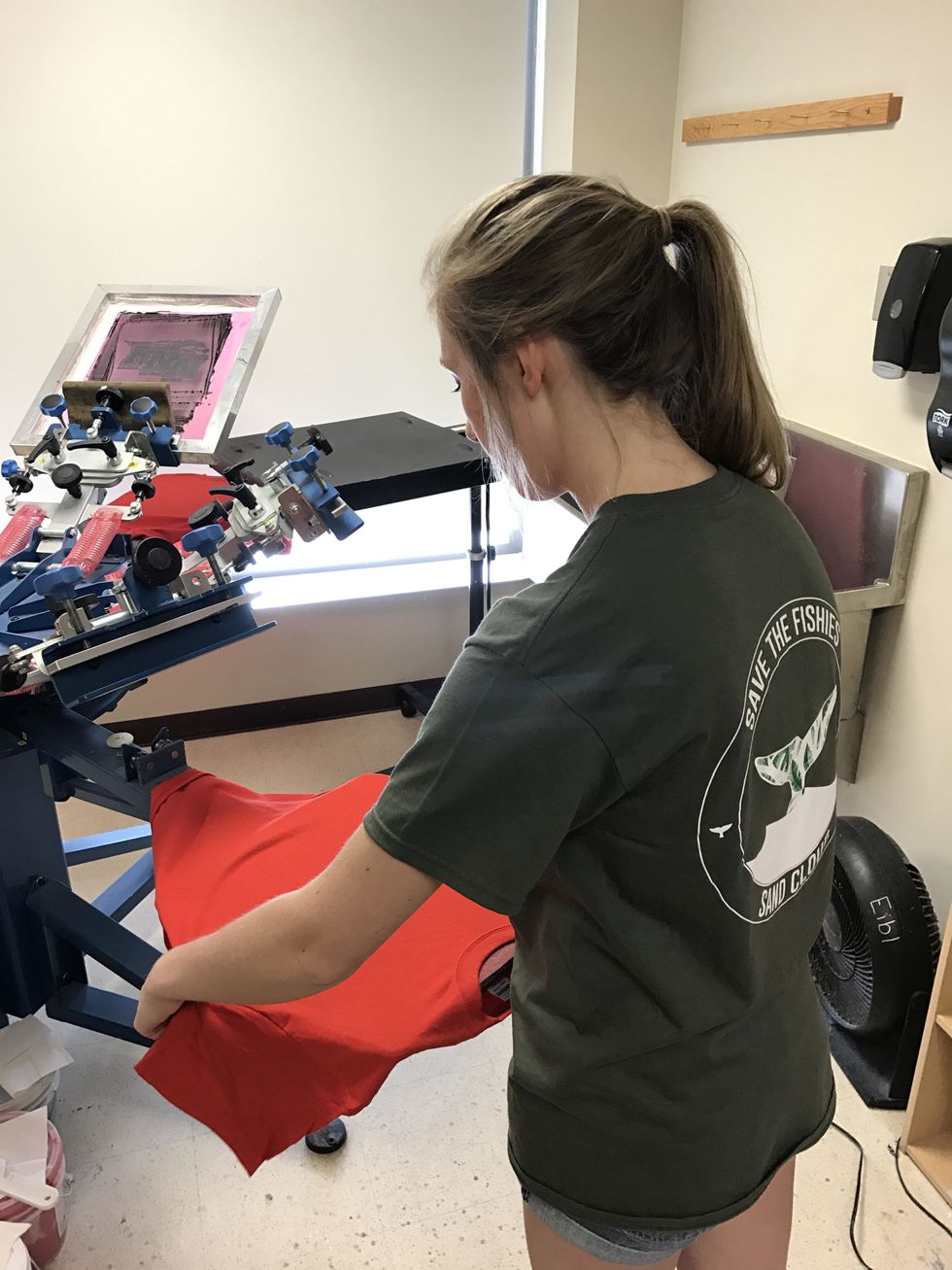 Now put the real shirt on the palette. Line it up by checking the distance from the armpits to the palette and by using the lines on the palette.