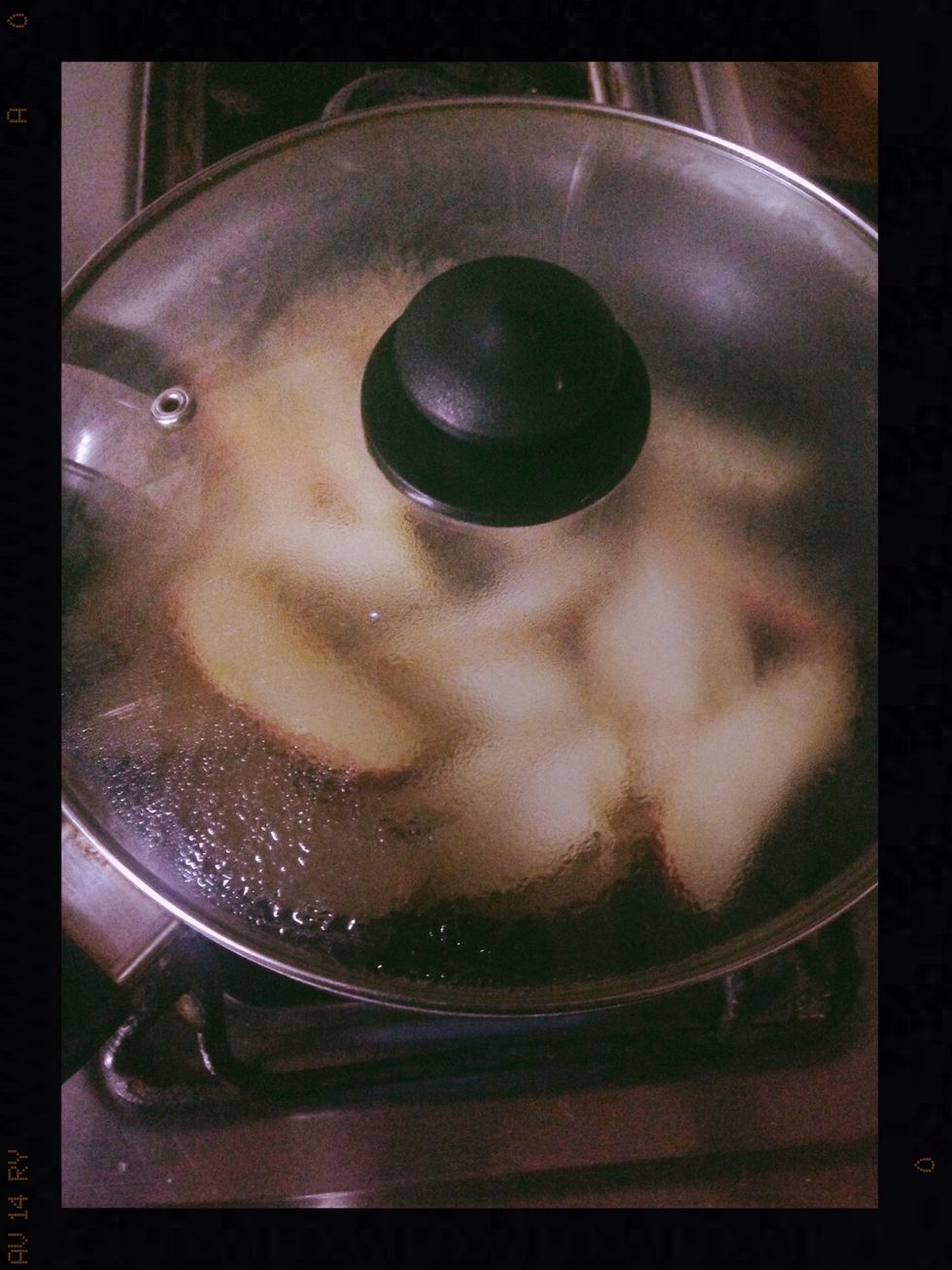 Now put the remaining sugar and cover it. Keep the heat low. open and toss the apples after every 1 min