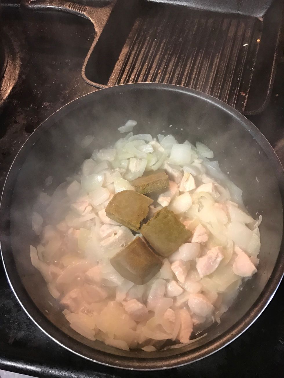 Now put the whole piece of curry into the pot. And also need to continue stir-fire the chicken. (The amount of curry is based on personal flavor)