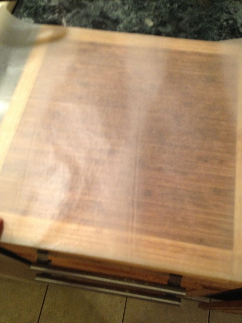 Now since the plantain I will be pressing is pretty big, it won't fit In my tostonera i had to improvise.\ud83d\ude01 I took one of my cutting boards and covered it in parchment paper. This prevents sticking.