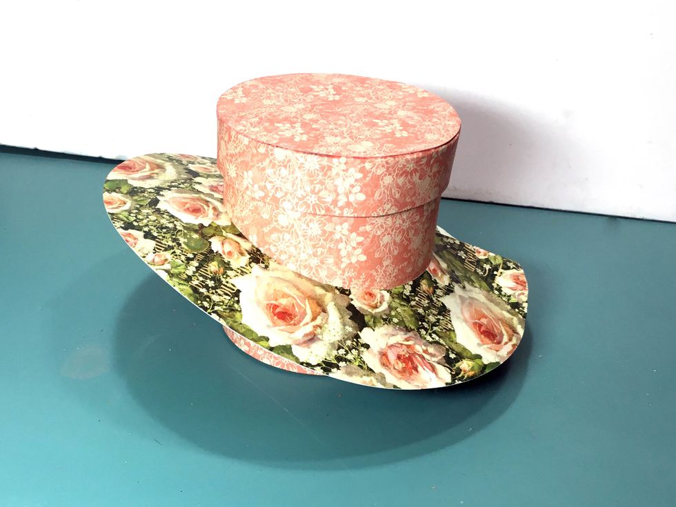 Now slide the brim (large circle) over the base of the box. Give it an angle, however you like.