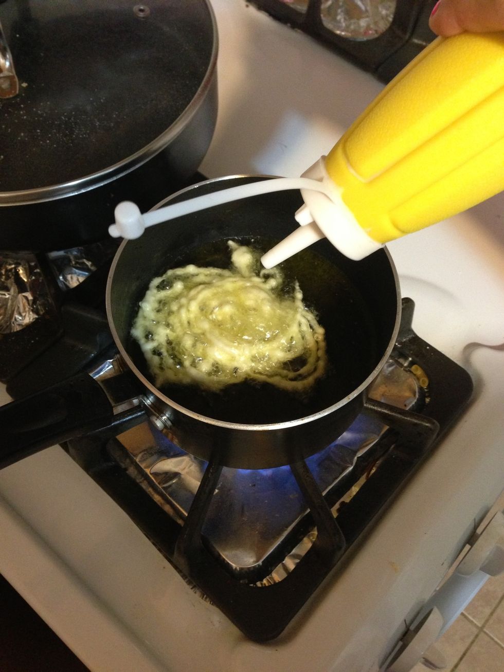 Now squeeze out the batter on a circle! Pile it up but not too much!