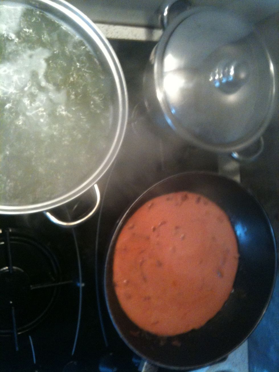 Now stir the sauce an wait for the tagliatelle to cook as long as it says on the box