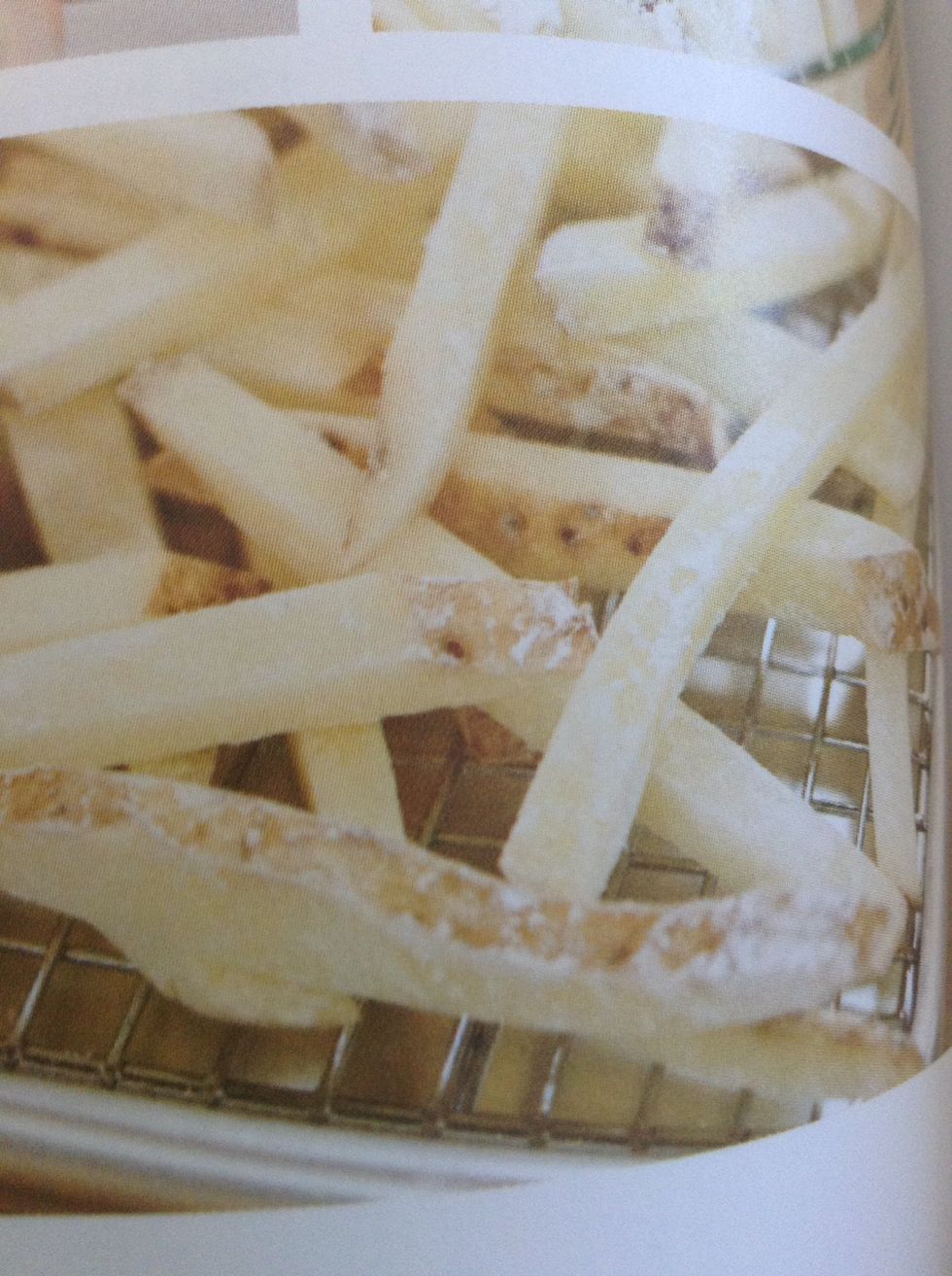 Now, take to potatoes out of the water and put them on a cookie rack. Then coat them in cornstarch until the water is dried.
