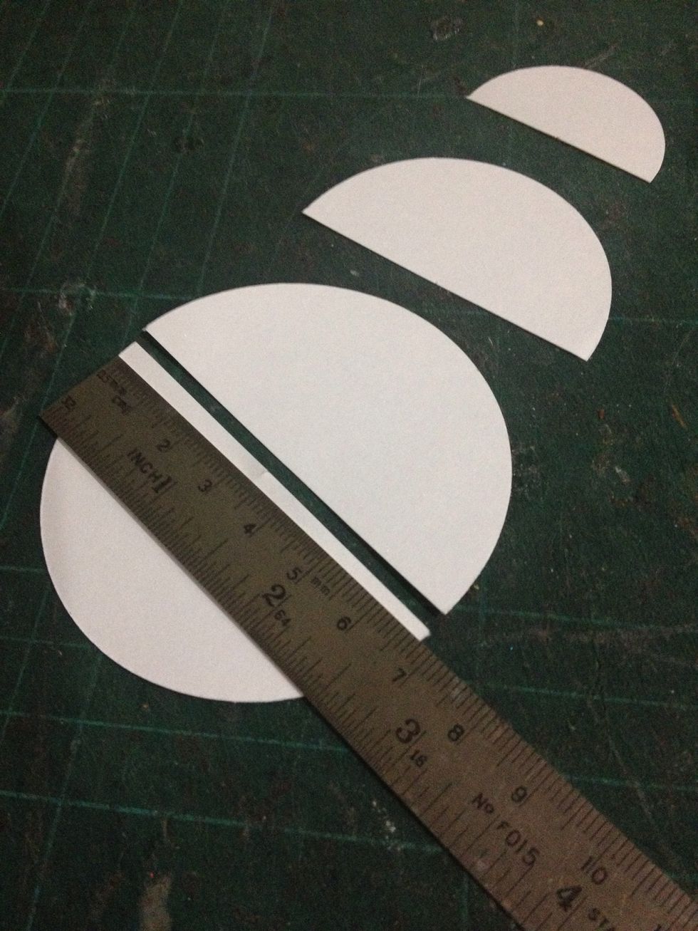 Now take white paper or any color that you like, measure and cut (like the picture). You will have: - 2 semi round (diameter 7cm) - 1 semi round (diameter 5.5cm) - 1 semi round (diameter 4cm)