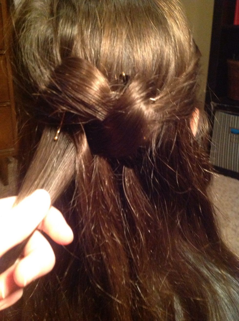 Now take yet another piece of hair from the very left, being careful not to include any hair from the previous pieces.