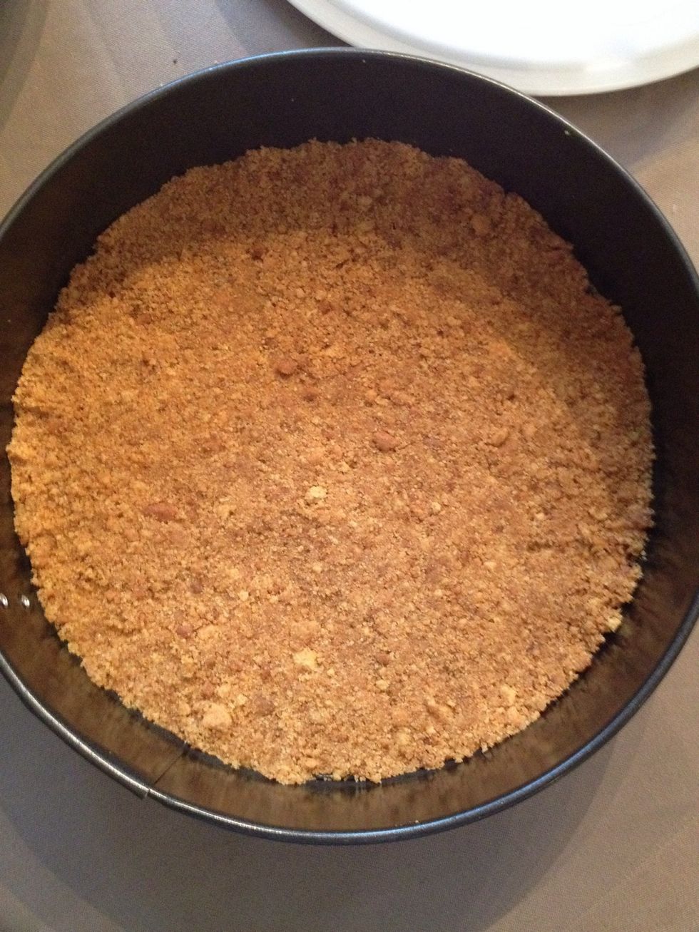 Now take your crumbs and Pour Them in your spring form. Make sure to Press your fingers Down on the crumbs to make it ferm. Put it in the fridge While making the filling