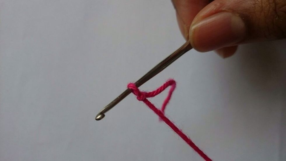 Now,taking your second colour,create a slip knot.