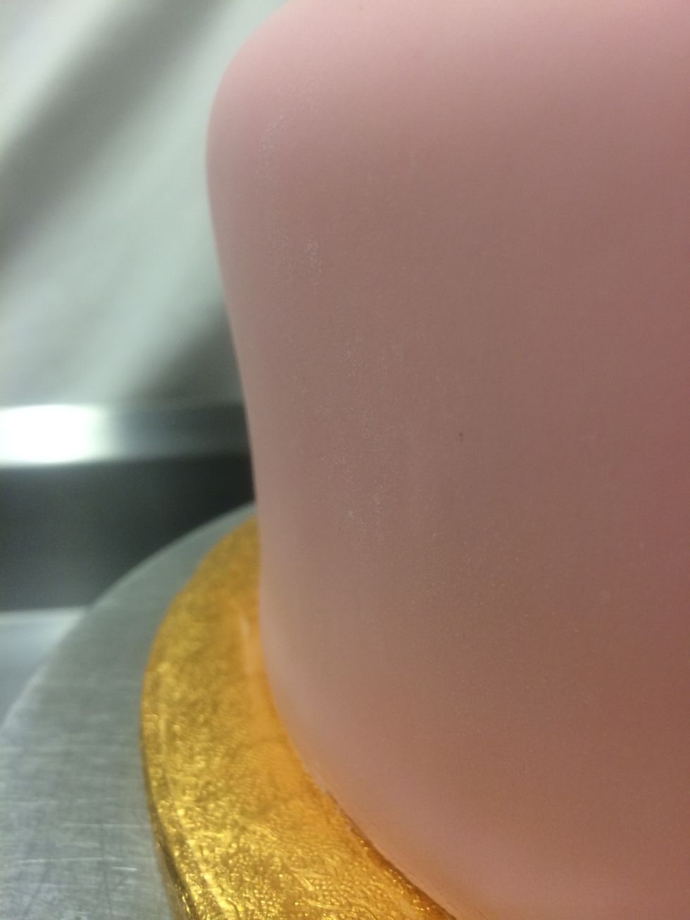 Now that the fondant is totally smooth we can cut off the extra fondant up to the edge of the cake with a pizza wheel. You are ready to start decorating your princess cake.