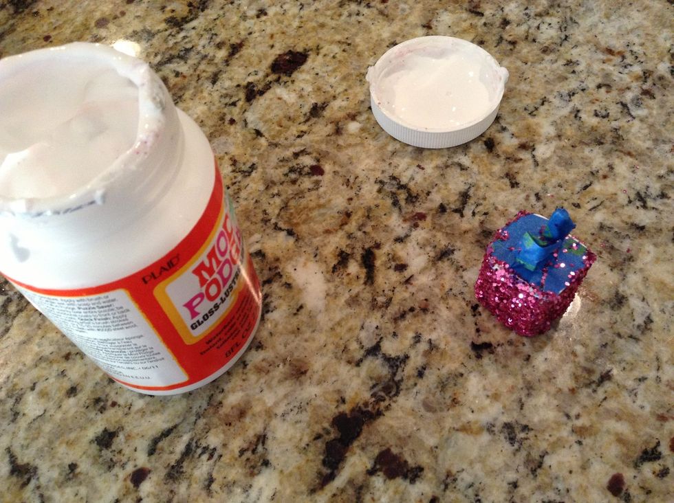 Now that the undercoat of mod-podge is dry, DAB a layer over the glitter so it is secured and doesn't fall off (:!!!