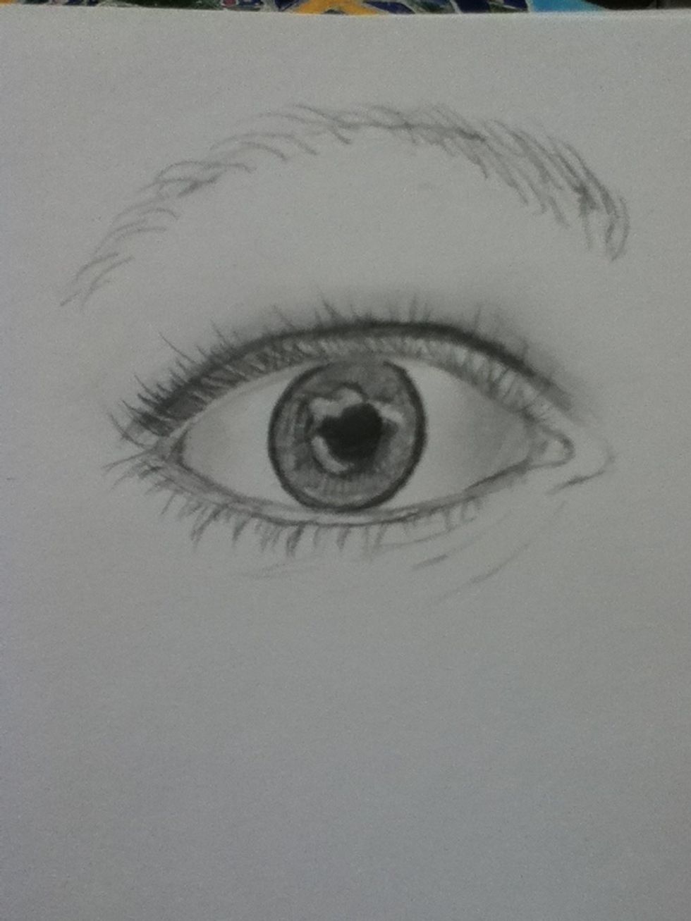 Now the eyelashes, these are key in drawing a woman's eye. Most peoria dont like take the time, but in order to make realistic eyelashes, sharpen your pencil and make each eyelash individually.