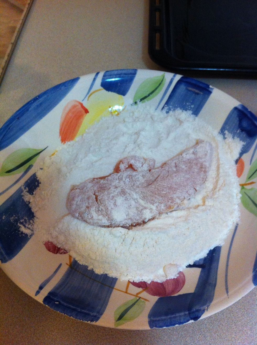 Now the first step: Coat the chicken with flour.