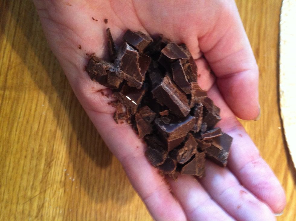 Now the fun part! You can start adding what you want, like chocolate chips, nuts, coconut flakes, caramels, polka candies, I don't know! The list goes on :) try what you want :) here I have chocolate