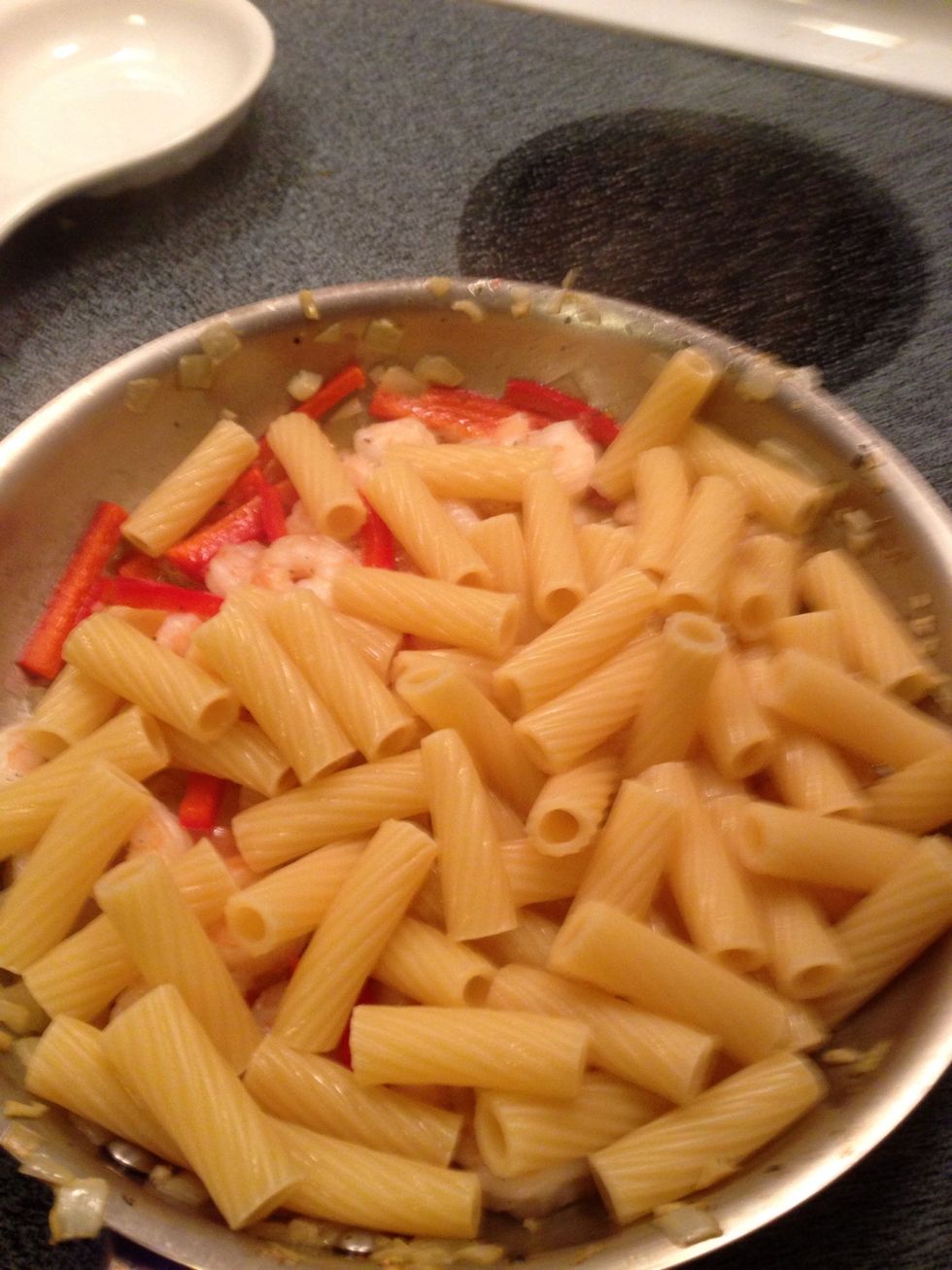 Now the pasta DO NOT RINSE, rinsing the pasta takes away the starch which holds the sauce!