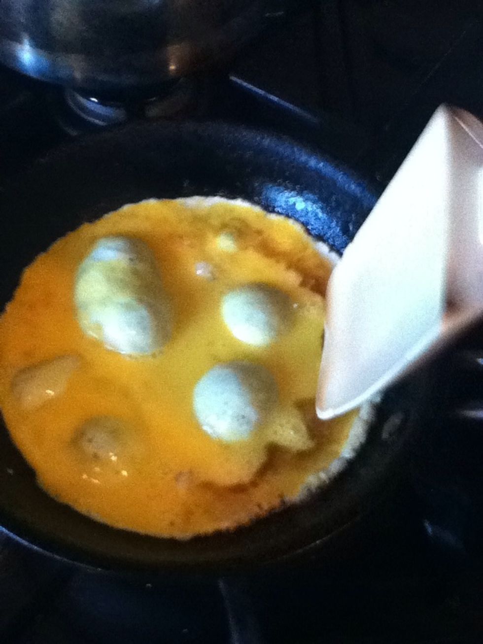 Now the time has come to pour the eggies in the pan.